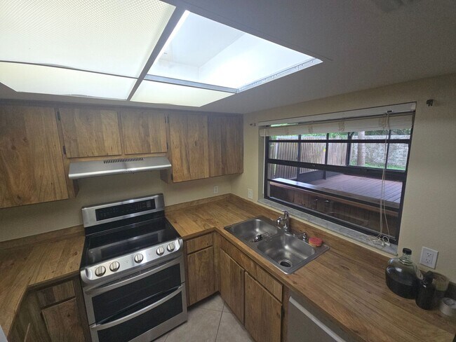 Building Photo - Solar Energy 3/2 Home in Riverview, FL.