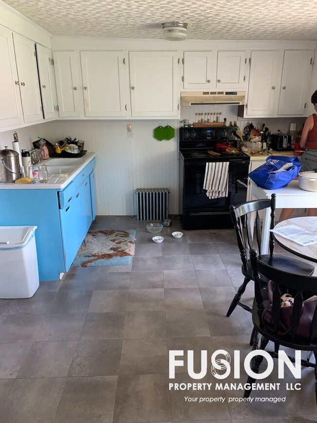 Building Photo - Adorable 2 bedroom home in Winooski with large backyard!