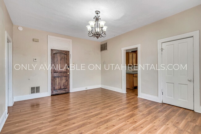 Building Photo - 1040 E 200 S