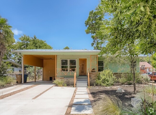 Building Photo - 702 W Crestland Dr
