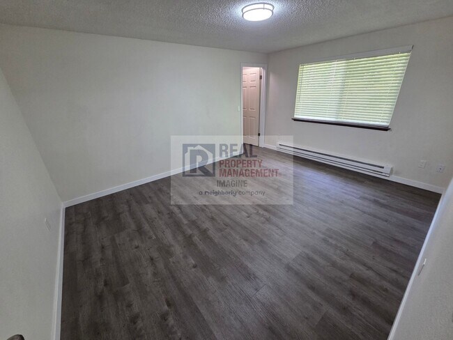Building Photo - Check out this completely wonderful 2-bedroom, 1.0-bath unit!