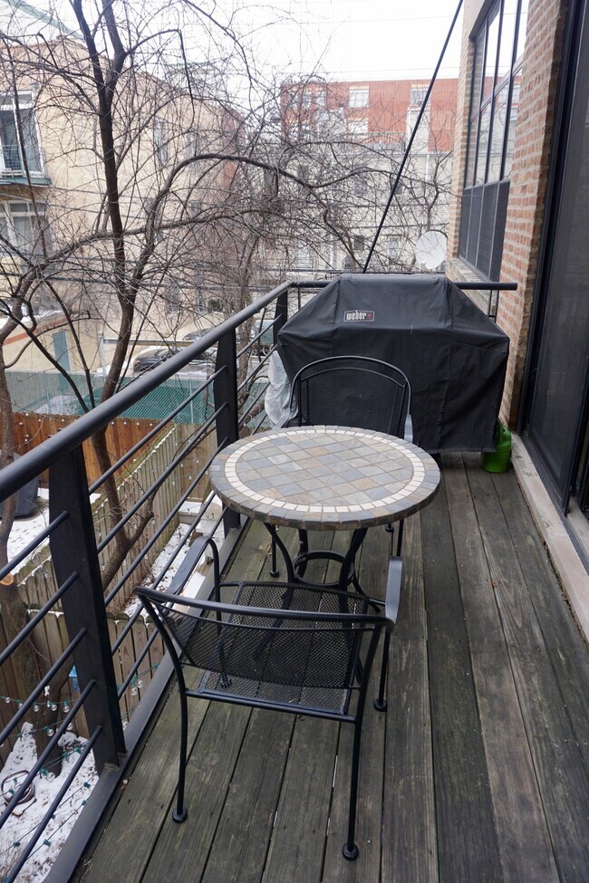 Balcony overlooking courtyard - 2300 W Wabansia Ave