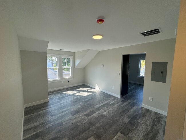 Building Photo - 267 Hebron Ave