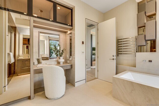 Building Photo - 8070 La Jolla Scenic Dr N