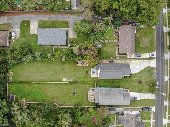 Building Photo - 1859 Parkview Ave