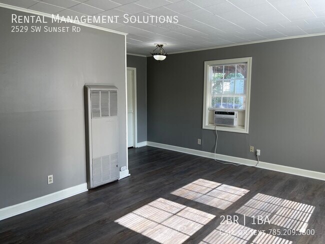 Building Photo - *RECENTLY UPDATED* 2529 SW Sunset Rd- 2 BE...