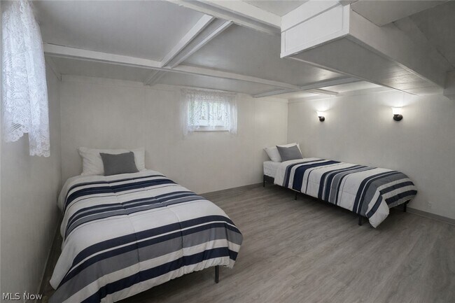 Building Photo - 290 Glenview Rd