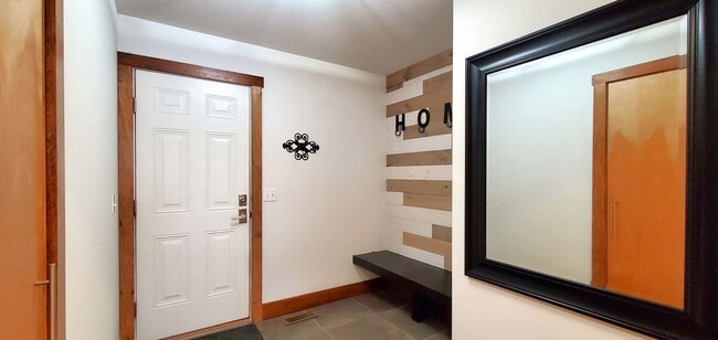 Building Photo - Fully Furnished Monthly Off-Season Gem!