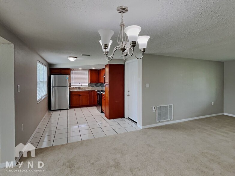 Building Photo - 9724 Lakeside Ln