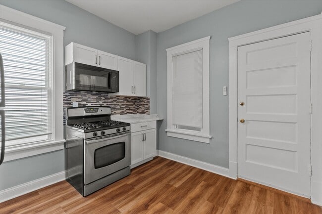 Building Photo - 820 E 89th Pl