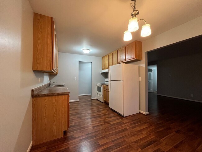 Building Photo - Check out this spacious 2 Bed/1.5 Bath