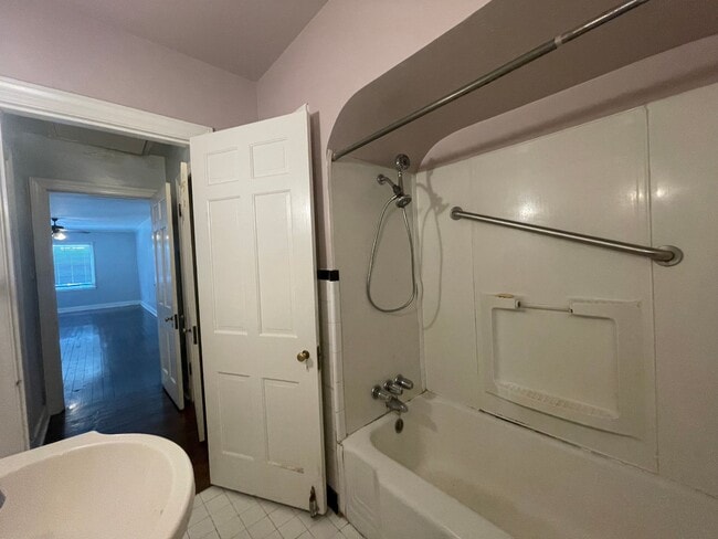 Building Photo - 1 bedroom duplex with washer and dryer