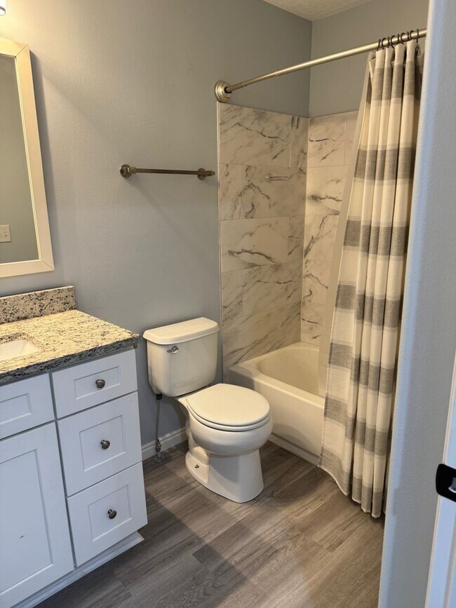 Building Photo - Townhouse with Spacious layout and convien...