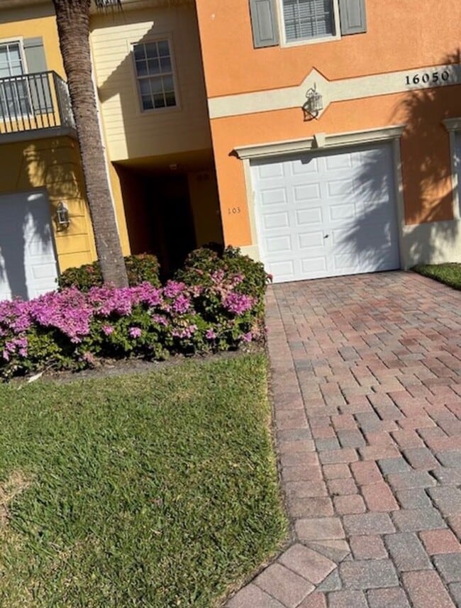 Building Photo - 16050 Via Solera Cir