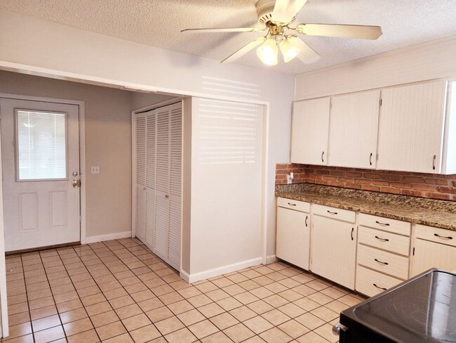 Building Photo - Charming Bunglow in Delaware Neighborhood Close To MSU & Mercy Hospital