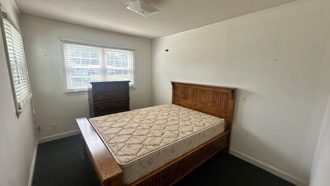 Building Photo - 704 E Country Club Dr