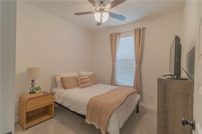 Building Photo - 112 S Broyles Ave