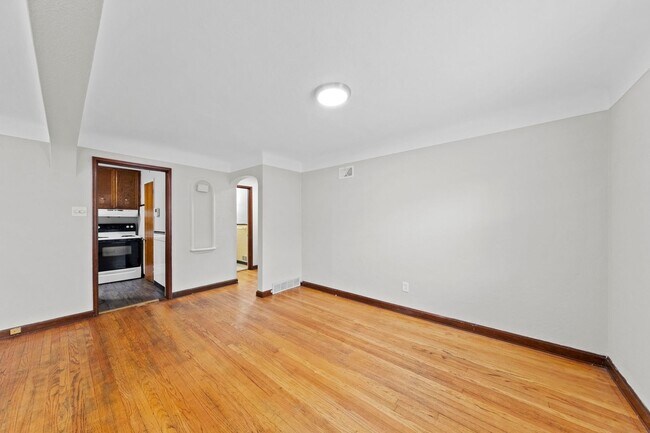 Building Photo - 2 bedroom Single Family Home with Fenced i...