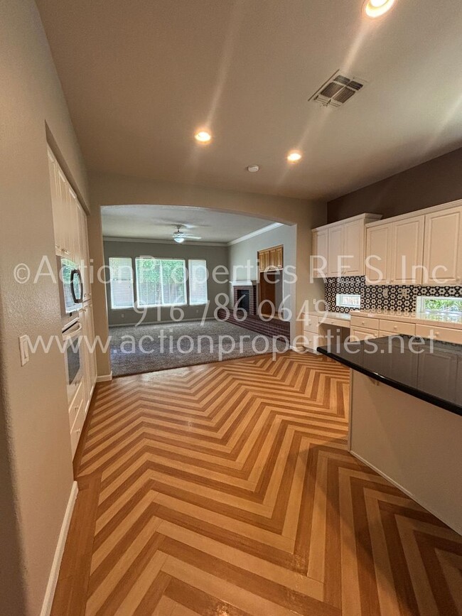 Building Photo - Single Story, Possible In-law or Great Hom...