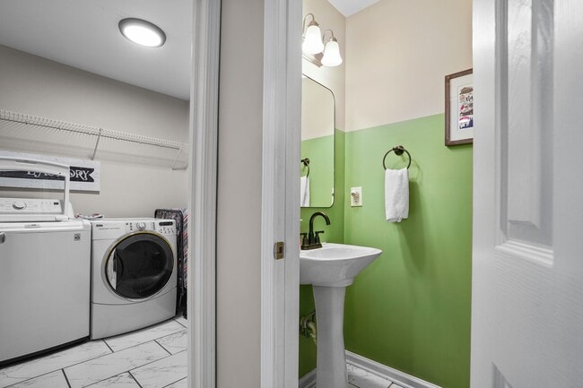 Building Photo - 914 Warren St