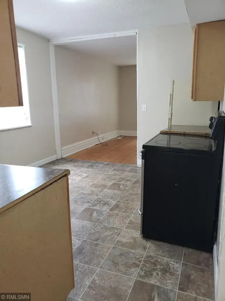 Kitchen looking towards living room - 678 Jessamine Ave E