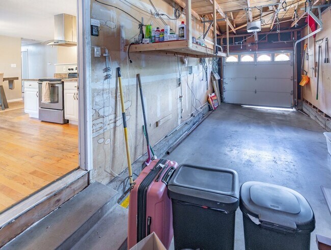 Building Photo - Amazing 3 bed/3 bath rental.  New Flooring!!  Solar Panels!!