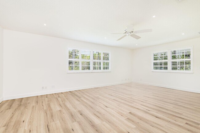 Building Photo - 120 Miramar Way