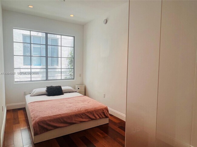 Building Photo - 526 15th St