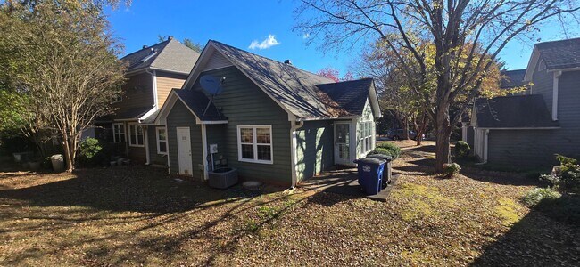 Building Photo - Great clean one level condo convenient to ...