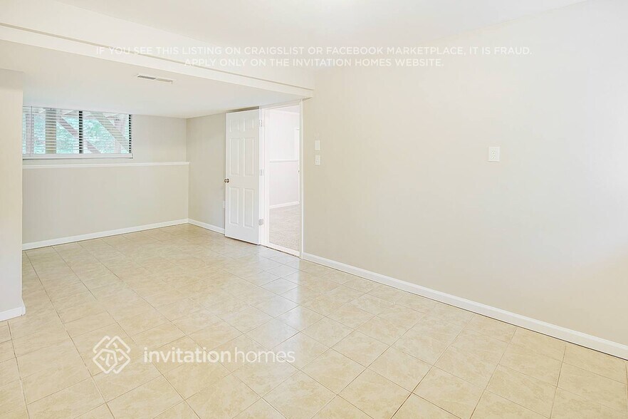Building Photo - 4952 McAlpine Ln