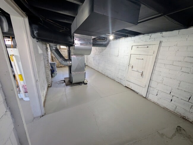 Building Photo - 307 5th Ave E