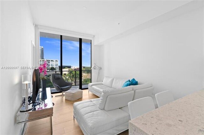 Building Photo - 2678 Tigertail Ave