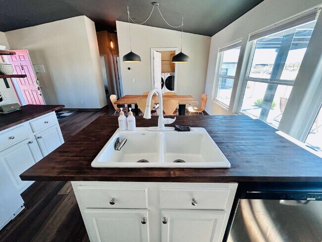 Building Photo - Updated 3 bd, 2 ba on 1.98 Acres with Hot Tub!