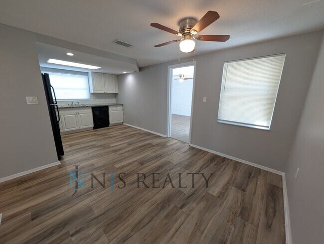 Building Photo - 1203 Maybury Dr