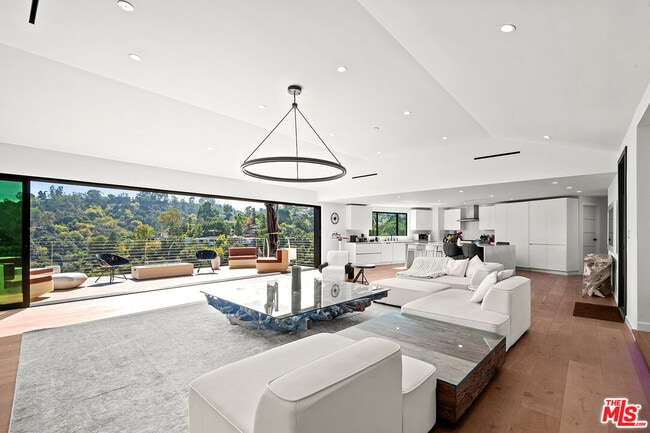 Building Photo - 8744 Skyline Dr