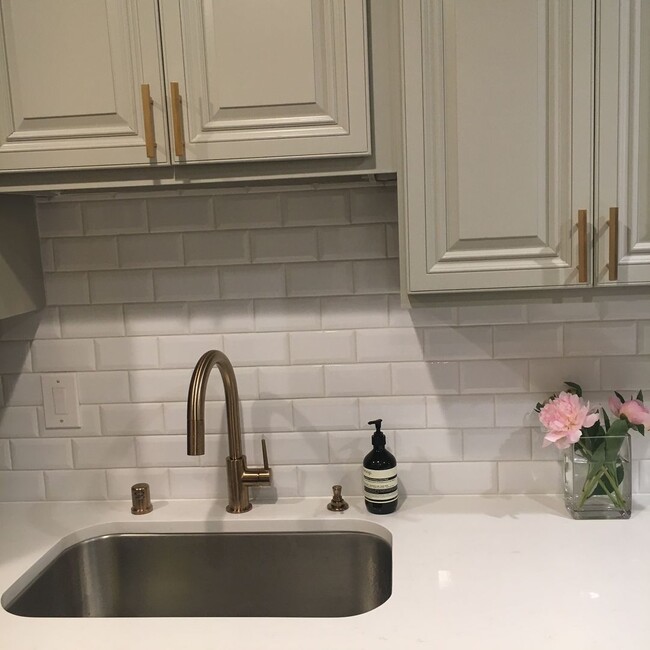 Building Photo - BACK ON MARKET!! Spacious Townhome in Grea...