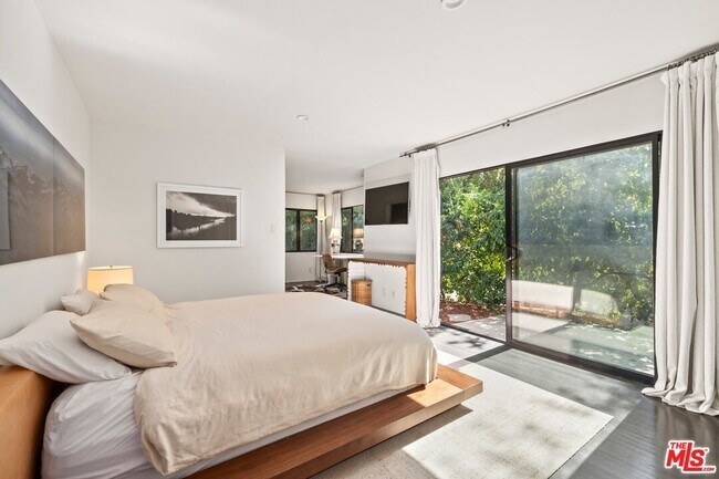 Building Photo - 5721 Valley Oak Dr