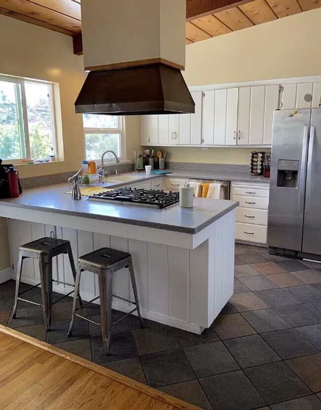 Building Photo - 6 Bed/ 5 Bath on Campanile! Large back area!