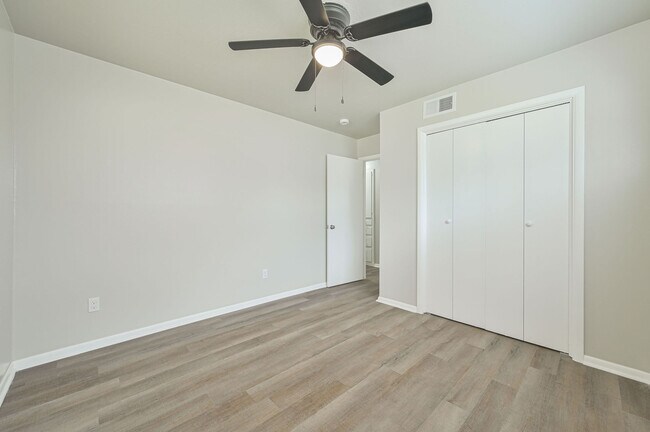 Building Photo - 1021 W Woodcrest Dr