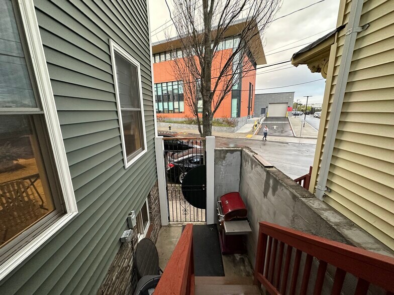 Building Photo - 2 Shelby St