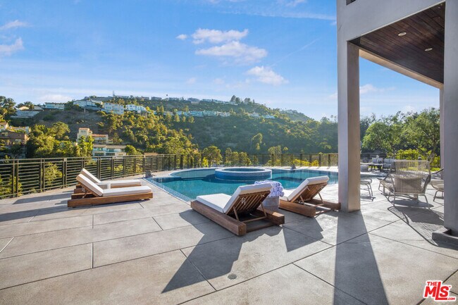 Building Photo - 2501 Zorada Dr