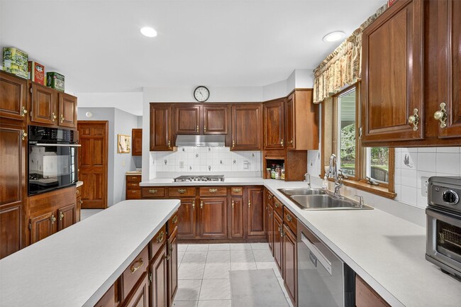 Building Photo - 92 Brook Hollow Dr
