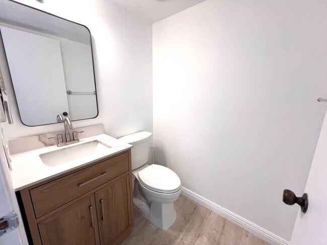 Building Photo - Stunning 2 Bedroom located in Irvine.