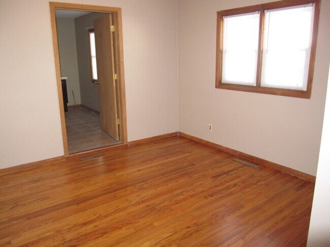 Building Photo - Great Home Near Schools And Shopping