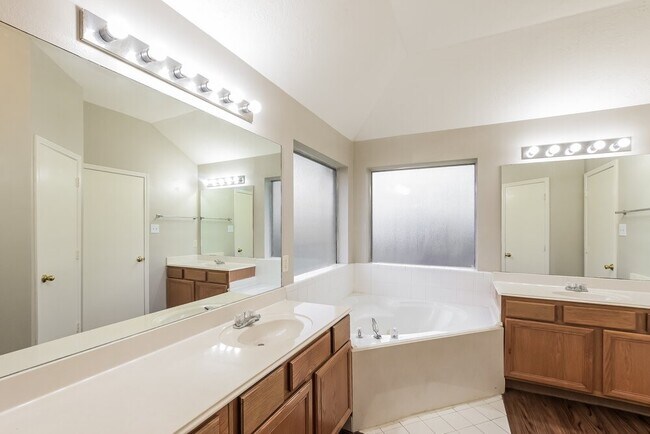 Building Photo - 6602 Bluebottle Ln