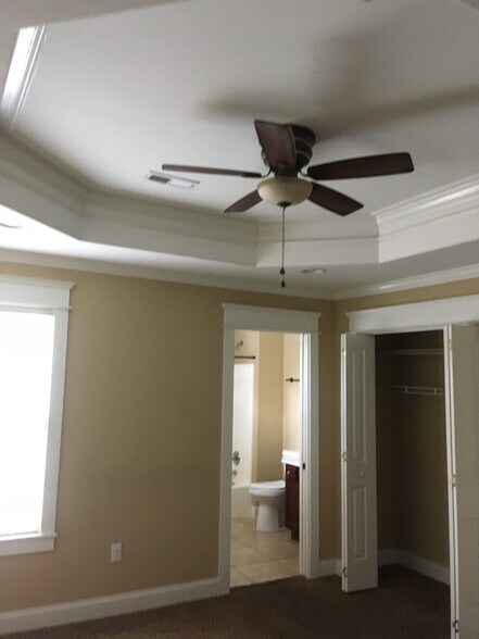 Master Bedroom w/Bath - 525 S Broadway St