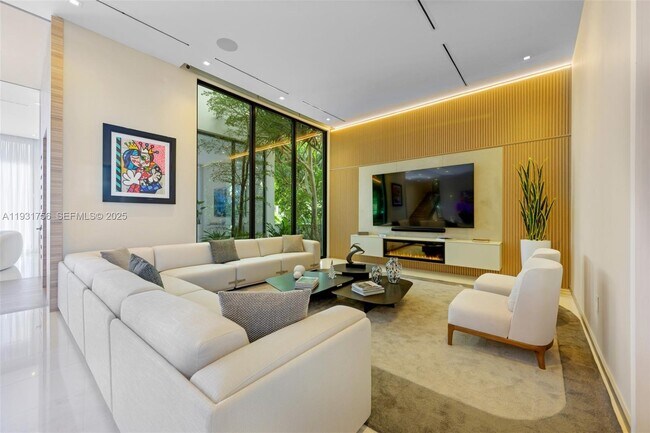 Building Photo - 3260 NE 165th St