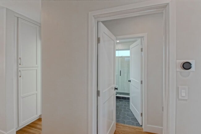 Building Photo - Completely Remodeled, Bright & Airy 3BR2BA...