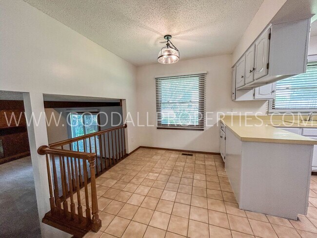 Building Photo - 3 Bedroom, 3 bath Home in West Des Moines!!