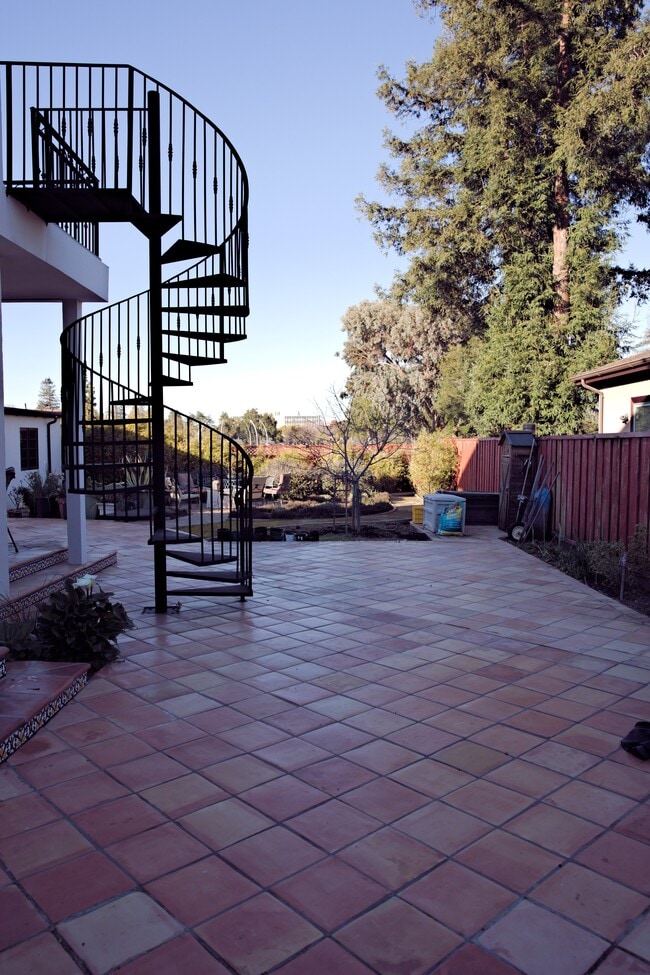 Building Photo - 1215 Altamead Dr